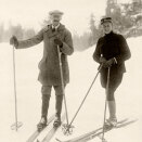 Gonagas Haakon ja Ruvdnaprinsa Olav &#269;uoigamin, 1923 (Govva: A. B Wilse, Gonagasla&#154; hoava vuorkágovva)